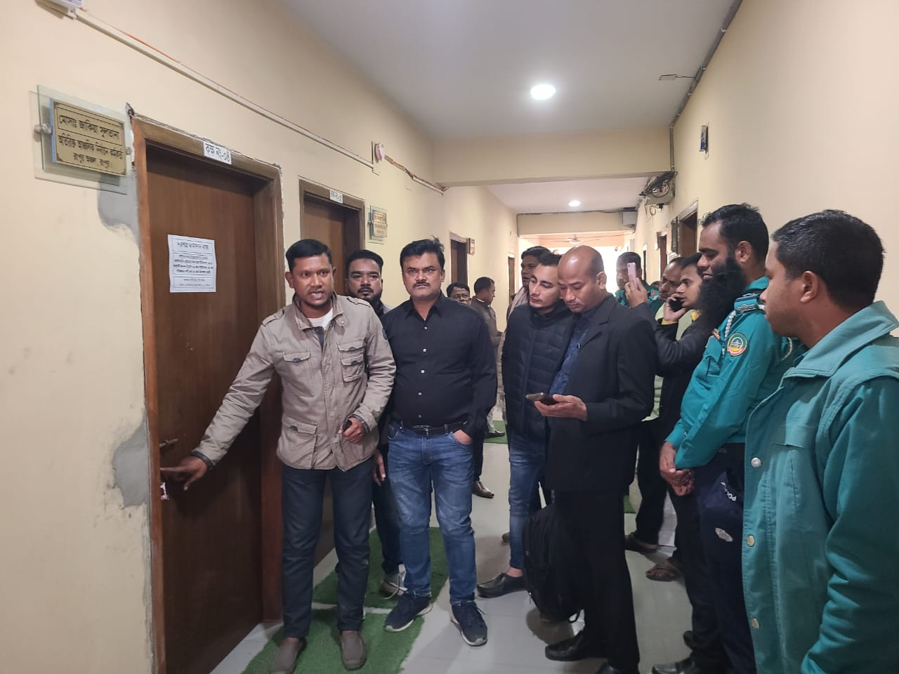 সিডিউল দাখিল নিয়ে রংপুর অফিসে ঠিকাদারদের মাঝে উত্তেজনা