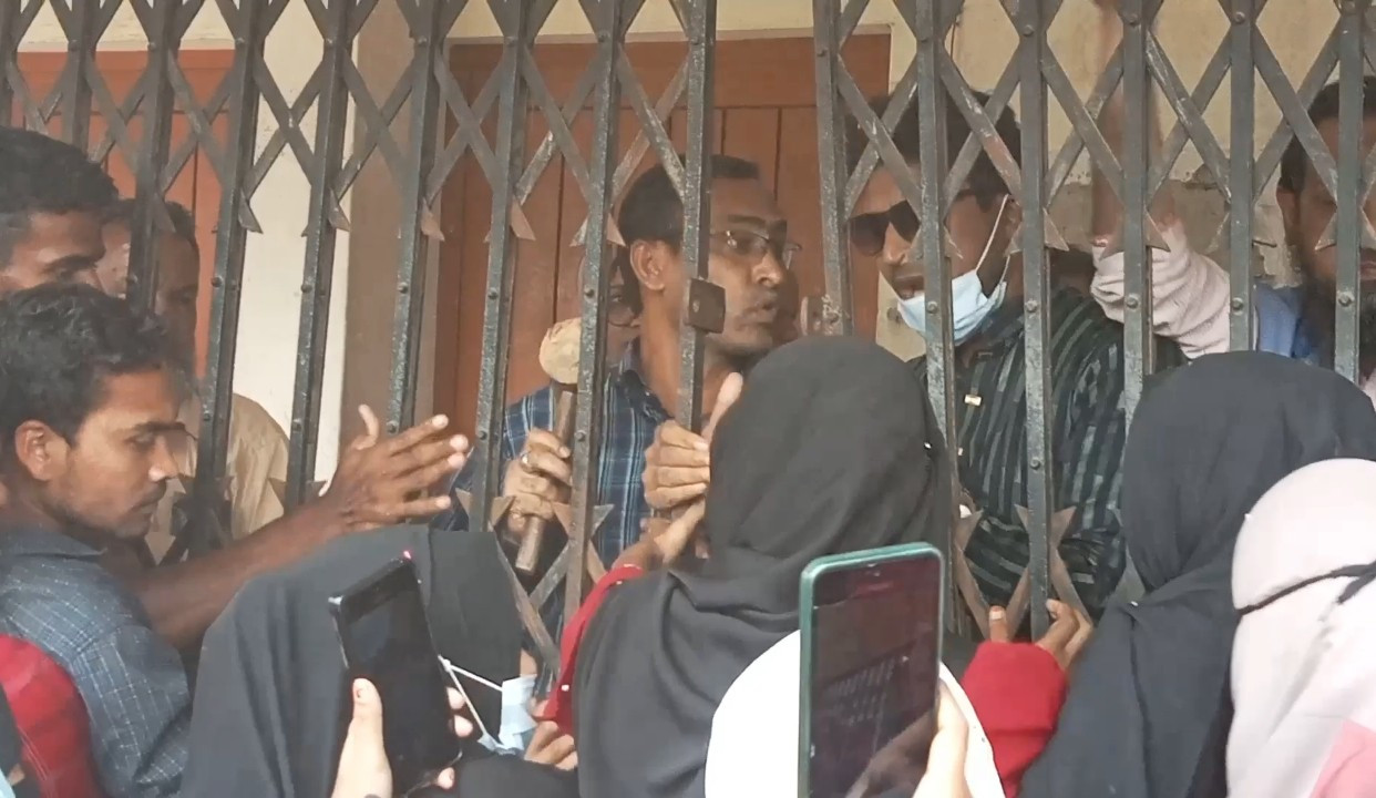 মিঠাপুকুরে আন্দোলনরত শিক্ষার্থীদের উপর  হাতুড়ি দিয়ে হামলা, আহত-৩