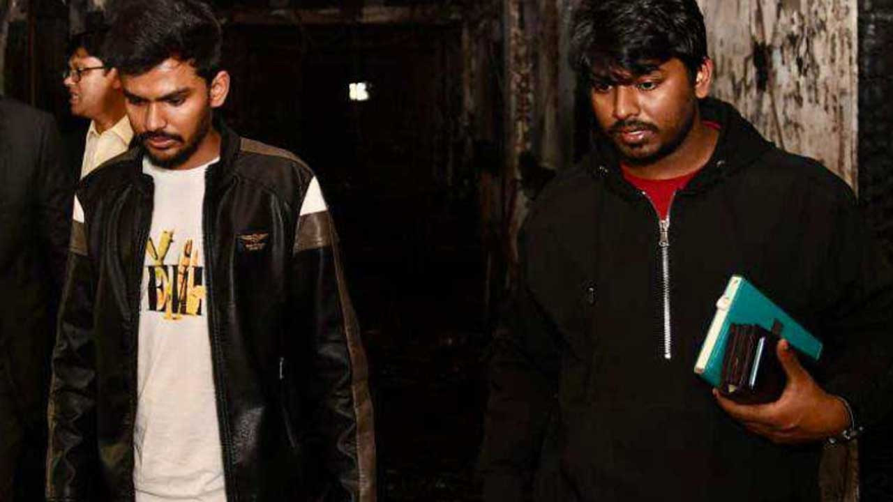 পুড়ল আসিফের দুই মন্ত্রণালয়, নীরবে দেখে গেলেন সবকিছু