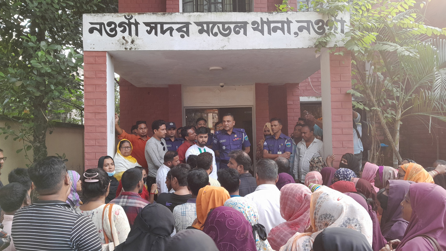 নওগাঁ বন্ধু মিতালী গ্রাহকের ৬০০ কোটি টাকা নিয়ে উধাও, আটক ৪