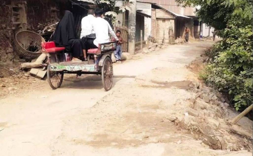 মরণফাঁদে পরিণত দুপচাঁচিয়ার ধাপহাট-কালিতলা সড়ক দৈনন্দিন দূর্ঘটনা বাড়ছে