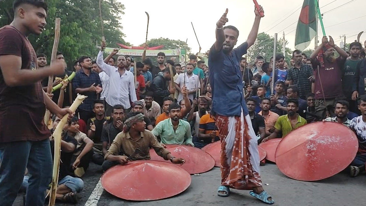 শেখ হাসিনাকে দেশে ফিরিয়ে আনতে অস্ত্র নিয়ে আ.লীগের বিক্ষোভ