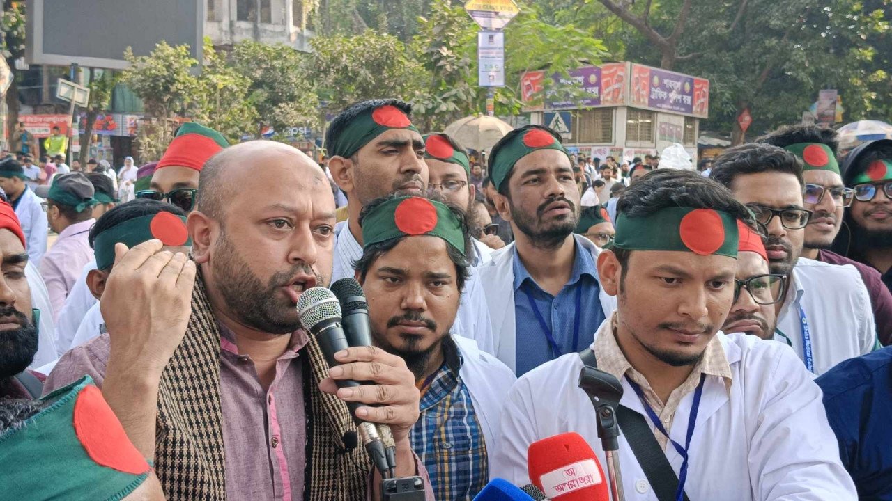 এক ফোঁটা রক্ত ঝরলে সারাদেশে স্বাস্থ্যসেবা বন্ধের হুমকি