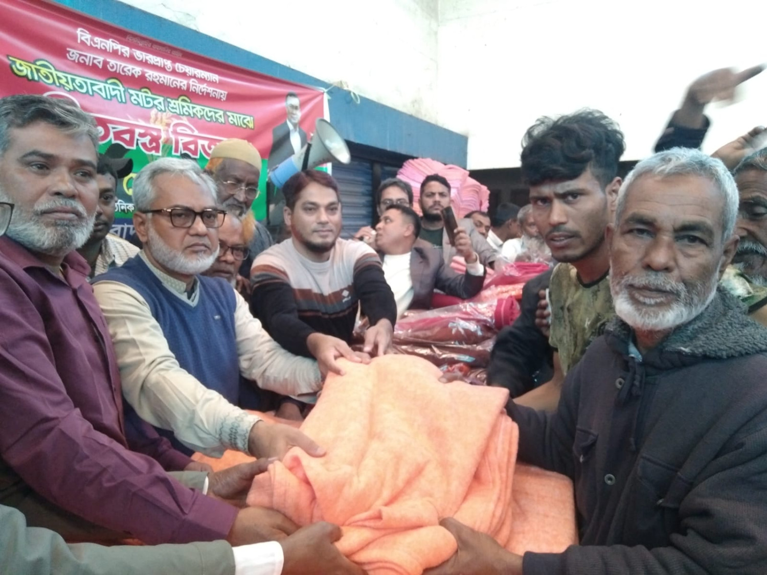 সিরাজগ‌ঞ্জে শ্রমিকদের মাঝে বিএনপির নেতা মির্জা মোস্তফার শীতবস্ত্র কম্বল বিতরণ