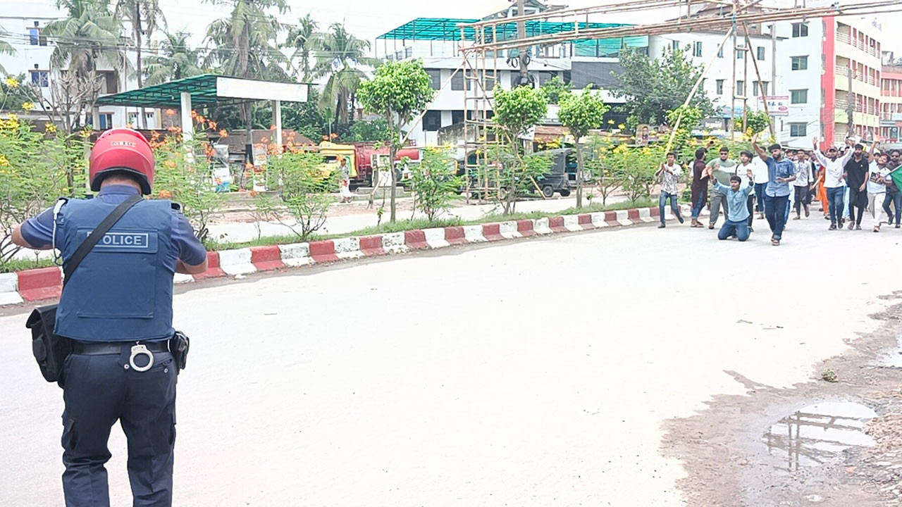 ফরিদপুরে শিক্ষার্থীদের ওপর পুলিশের রাবার বুলেট-টিয়ারশেল নিক্ষেপ