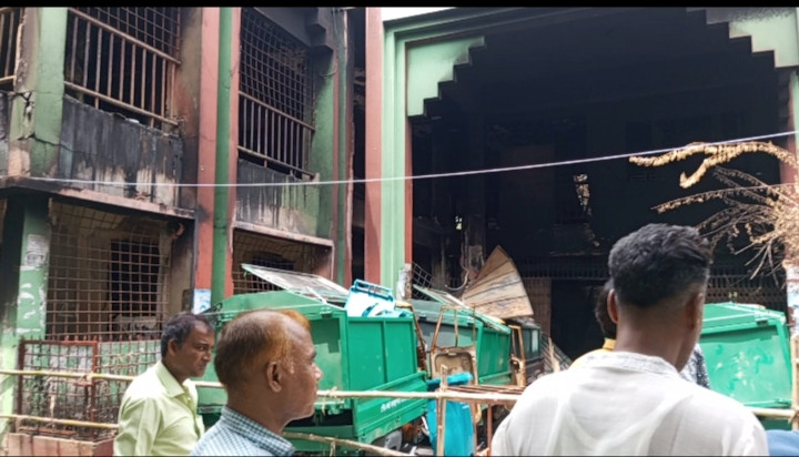 আগুনে পুড়ে কেশরহাট পৌরসভার ক্ষতি ৮ কোটি ১০ লক্ষ
