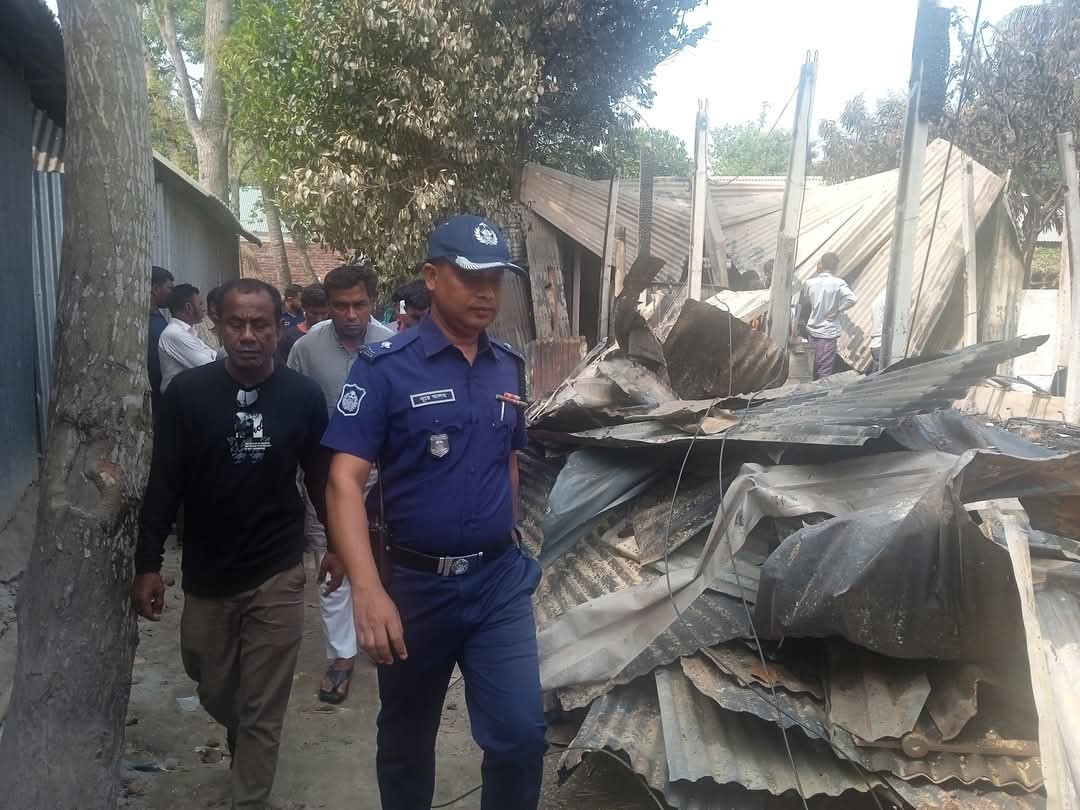 কাজিপুরে চাঁদা না পেয়ে  ব্যবসায়ীর বাড়িতে আগুন- থানায় অভিযোগ