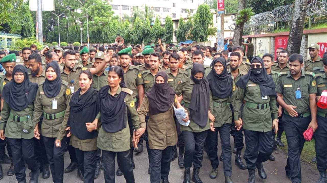 দাবি পর্যালোচনা করা হচ্ছে, আনসারদের কাজে ফেরার নির্দেশ