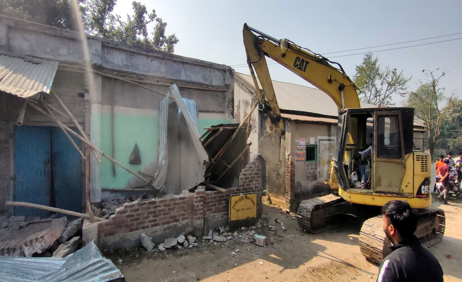 নওগাঁর রাণীনগর উপজেলার কুজাইল বাজারে সরকারি জায়গা অবৈধভাবে দখল করে তৈরিকৃত স্থাপনায় উচ্ছেদ অভিযান