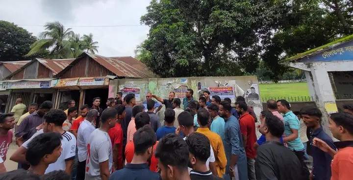 গোপালগঞ্জে সেনাবাহিনীর উপর হামলার প্রতিবাদে দৌলতপুরে যুবদলের বিক্ষোভ