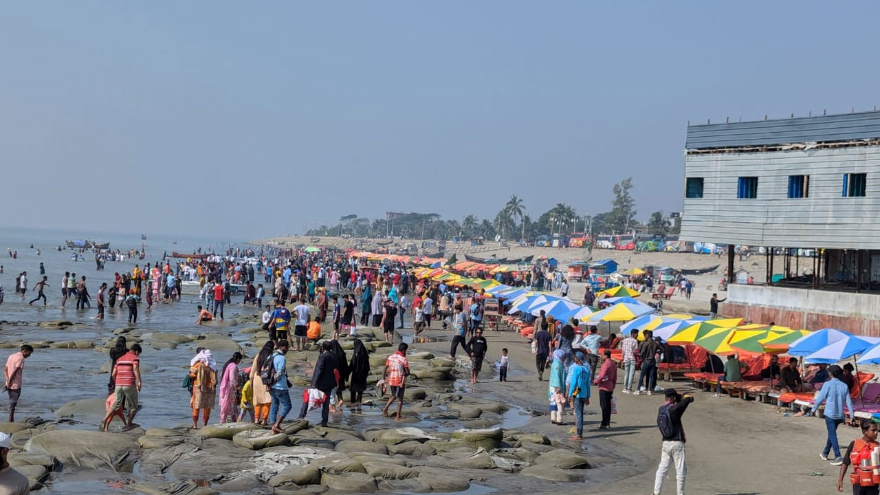 বিজয় দিবসের ছুটিতেও আশানুরূপ পর্যটক নেই কুয়াকাটায়