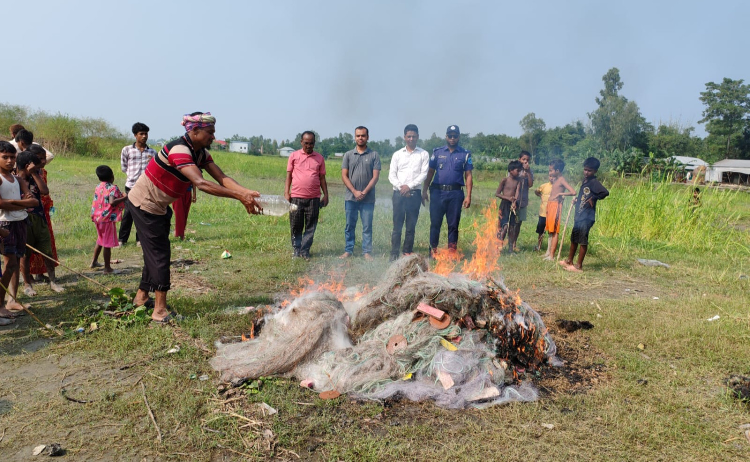 দৌলতপুরে নিষেধাজ্ঞা অমান্য করে ইলিশ ধরায় চার জেলেকে কারাদন্ড