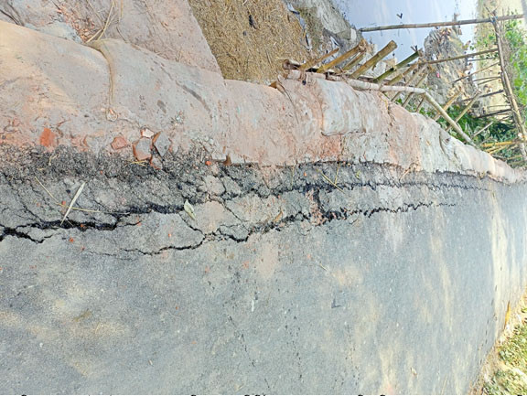 কাজিপুরে নির্মাণের দুই সপ্তাহের মধ্যেই  রাস্তায় ফাটল