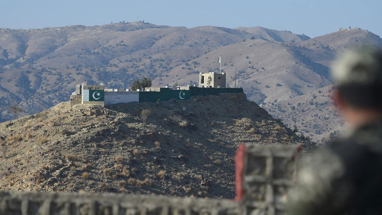 আফগান সীমান্তের কাছে পাকিস্তানের ১০ পুলিশকে গুলি করে হত্যা