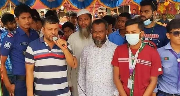 গোবিন্দগঞ্জে মহাসড়কে শৃঙ্খলা ফেরানো ছাত্রদের সাথে শুভেচ্ছা বিনিময়