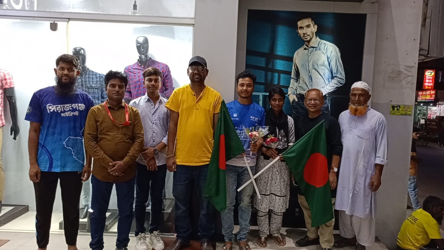 হাঁটার গুরুত্ব বোঝাতে ট্রায়াথলন ড্রীমার্স এর দুইজন শিক্ষার্থী টেকনাফ থেকে তেঁতুলিয়া পথ পায়ে হেঁটে সিরাজগঞ্জে আগমন