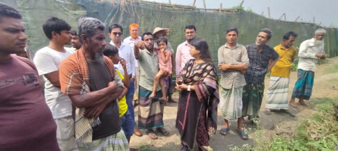 মোহনপুর পালশা গ্রামে পুড়ে যাওয়া পান বরজ পরিদর্শন করেন কৃষি অফিস