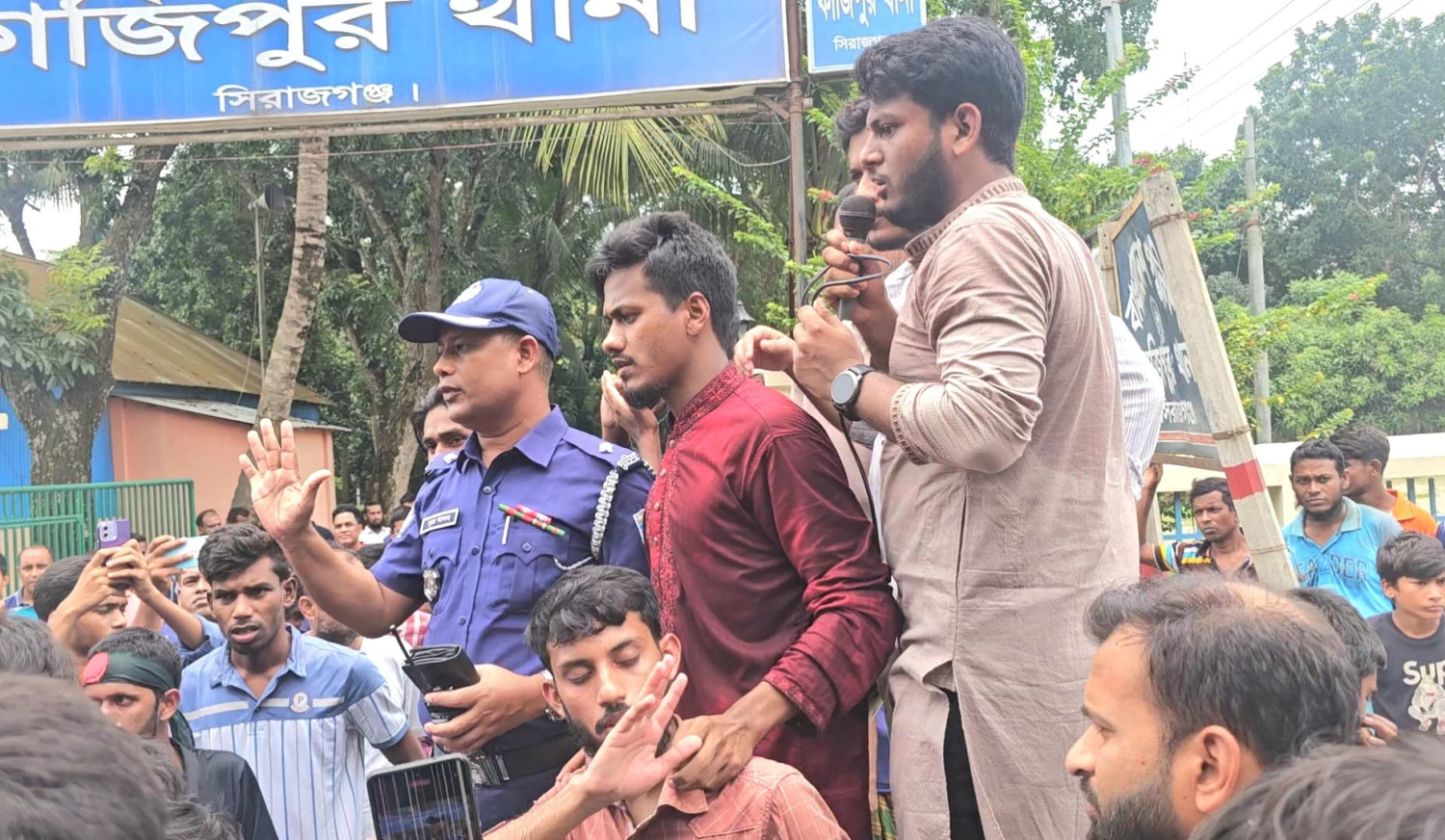 কাজিপুরে শিশু ধর্ষণকারীর বিচারের দাবীতে থানার গেটে প্রতিবাদ সমাবেশ