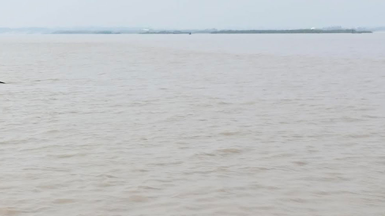 মেঘনায় বরযাত্রীবাহী ট্রলারডুবিতে দুই নারী নিহত, বরসহ নিখোঁজ ৩