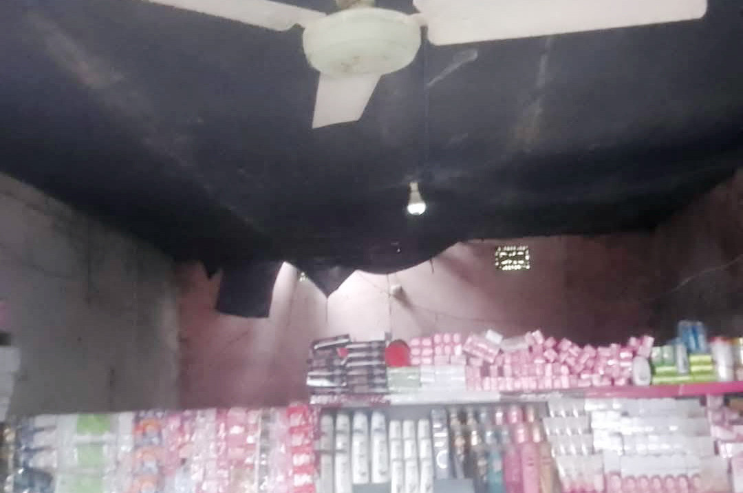 কাজিপুরে টিনের চাল কেটে চোরে নিলো  দুইশ মোবাইল ফোন