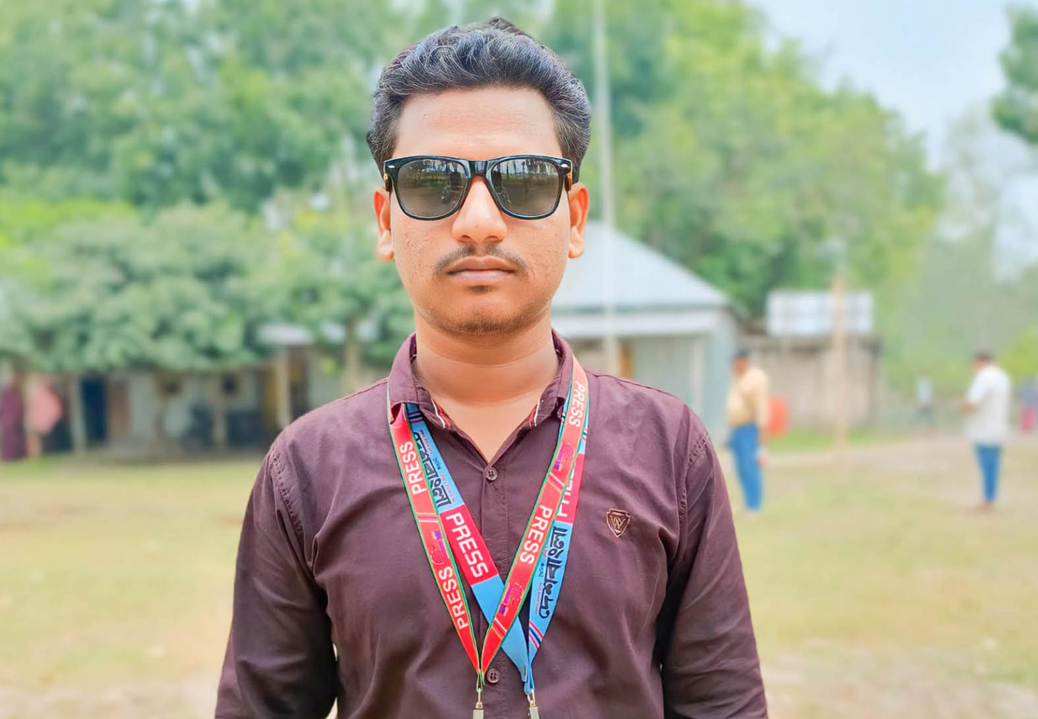 শিক্ষক দিবসে অসুস্থ শিক্ষিকাকে লাল ভালোবাসা উপহার দিলেন কাজিপুরের সাংবাদিক চয়ন