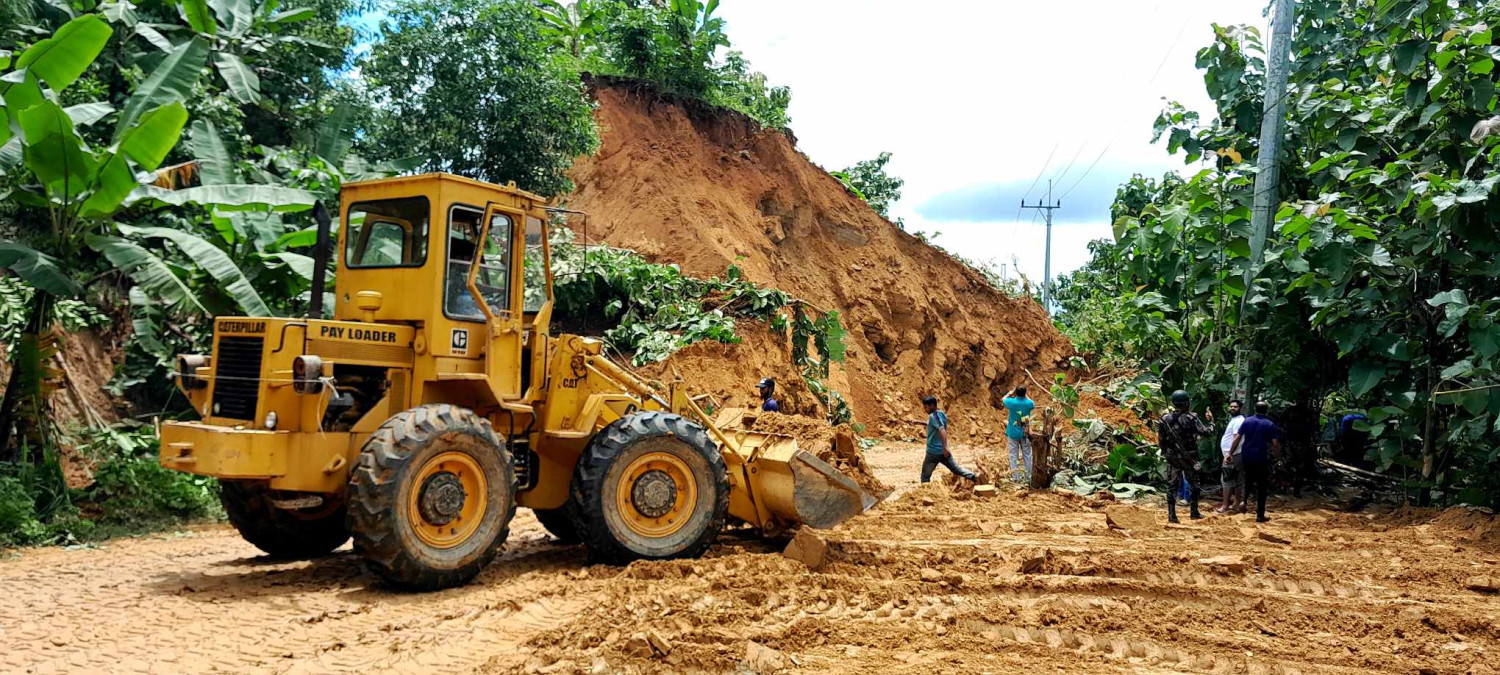 পাহাড় ধ‌সে খাগড়াছড়ি বারৈইয়ার হাট সড়কে সবধর‌নের যানবাহন চলাচল বন্ধ