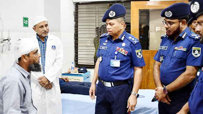 আহত পুলিশ সদস্যদের দেখতে হাসপাতালে আইজিপি ও ডিএমপি কমিশনার