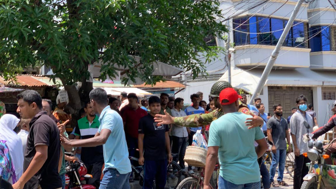 রাজশাহীতে আত্মগোপনে থাকা কর্মকর্তাদের বিরুদ্ধে পুলিশের বিক্ষোভ