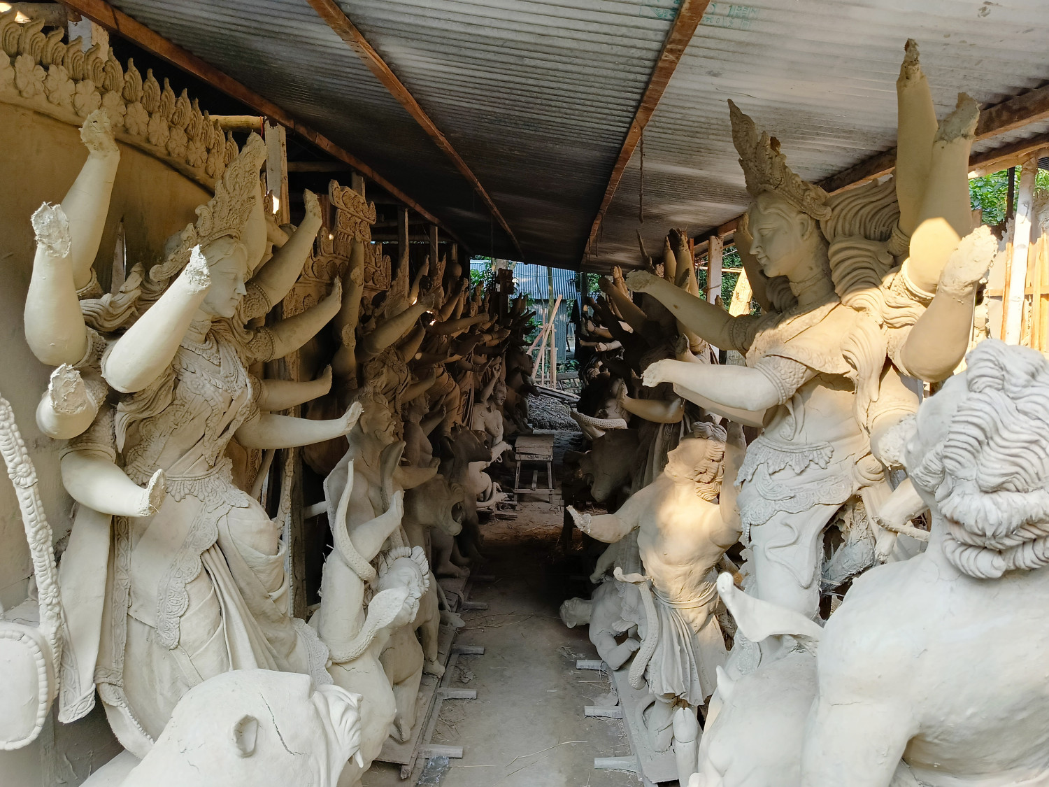 তাড়াশে প্রতিমা তৈরিতে ব্যস্ততা বেড়েছে পালপাড়ায়