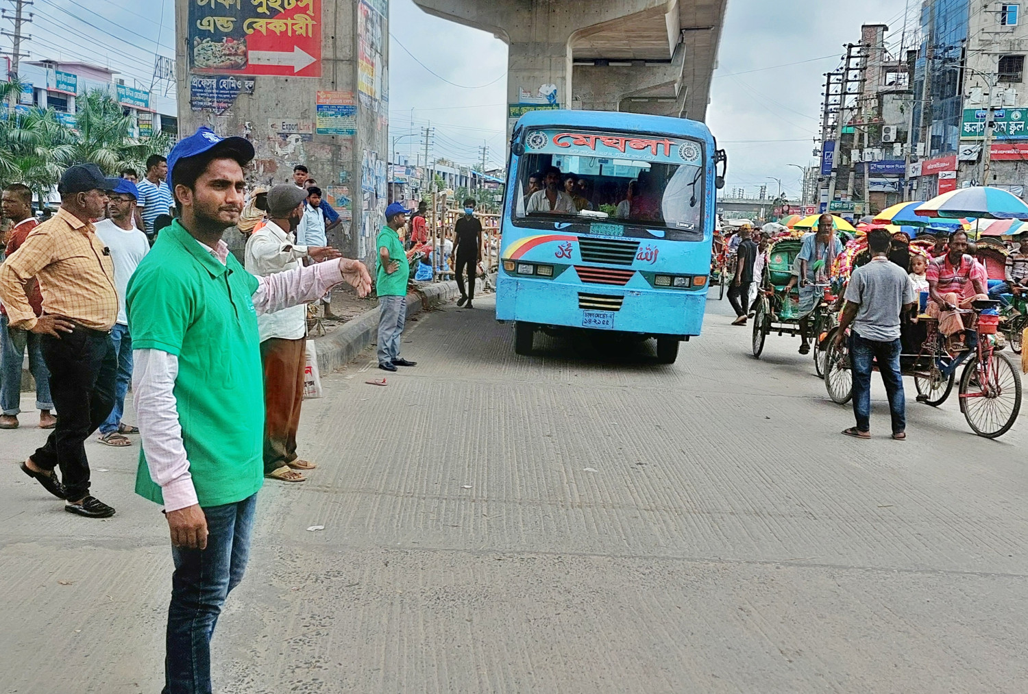 রূপগঞ্জে ট্রাফিক নিয়ন্ত্রণ ও পরিচ্ছন্নতায় শিক্ষার্থীদের পাশে সাংবাদিকরা