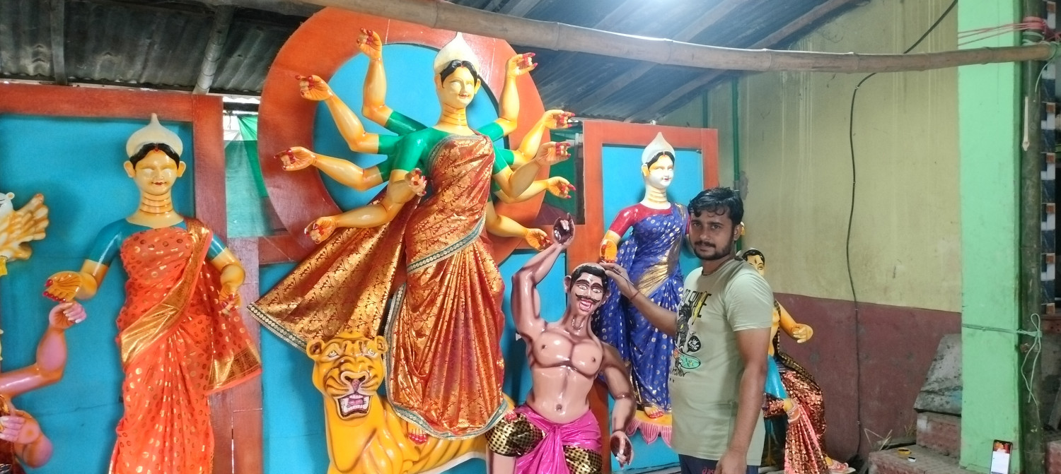 দুপচাঁচিয়ায় শিল্পীর নিপুণ হাতে রং তুলির আচঁড়ে দেবী দুর্গার রূপ-লাবণ্য ফুটিয়ে তোলার কাজ চলছে