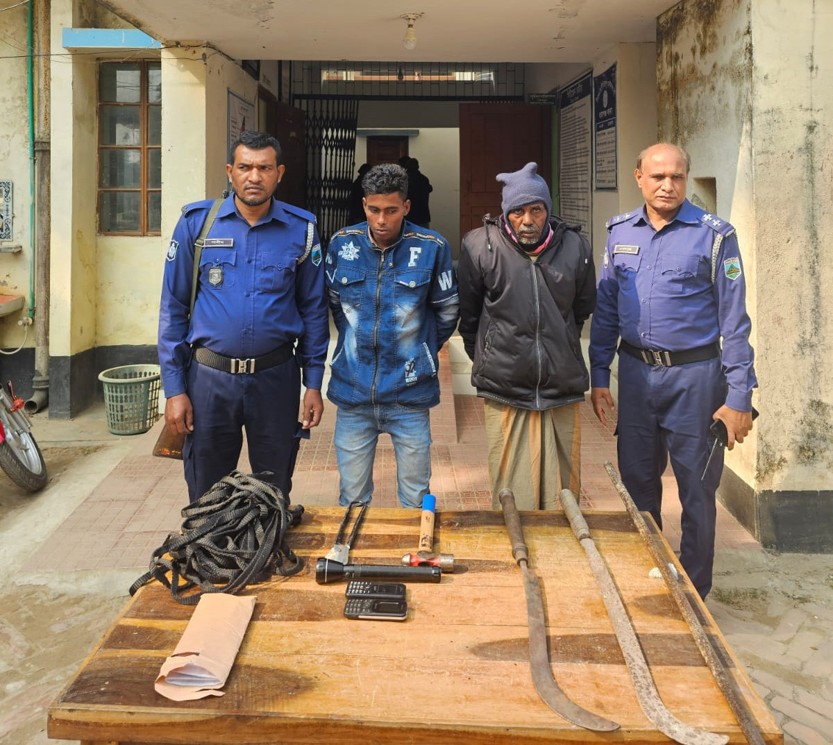 রায়গঞ্জে আন্তঃজেলা ডাকাত দলের ২ সদস্য গ্রেপ্তার