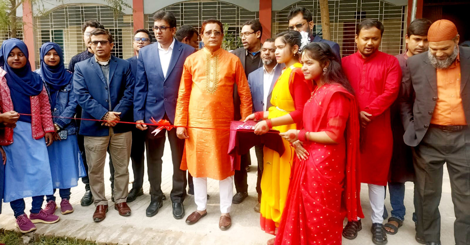 কাজিপুর সরকারি মনসুর আলী কলেজে পিঠা উৎসব অনুষ্ঠিত