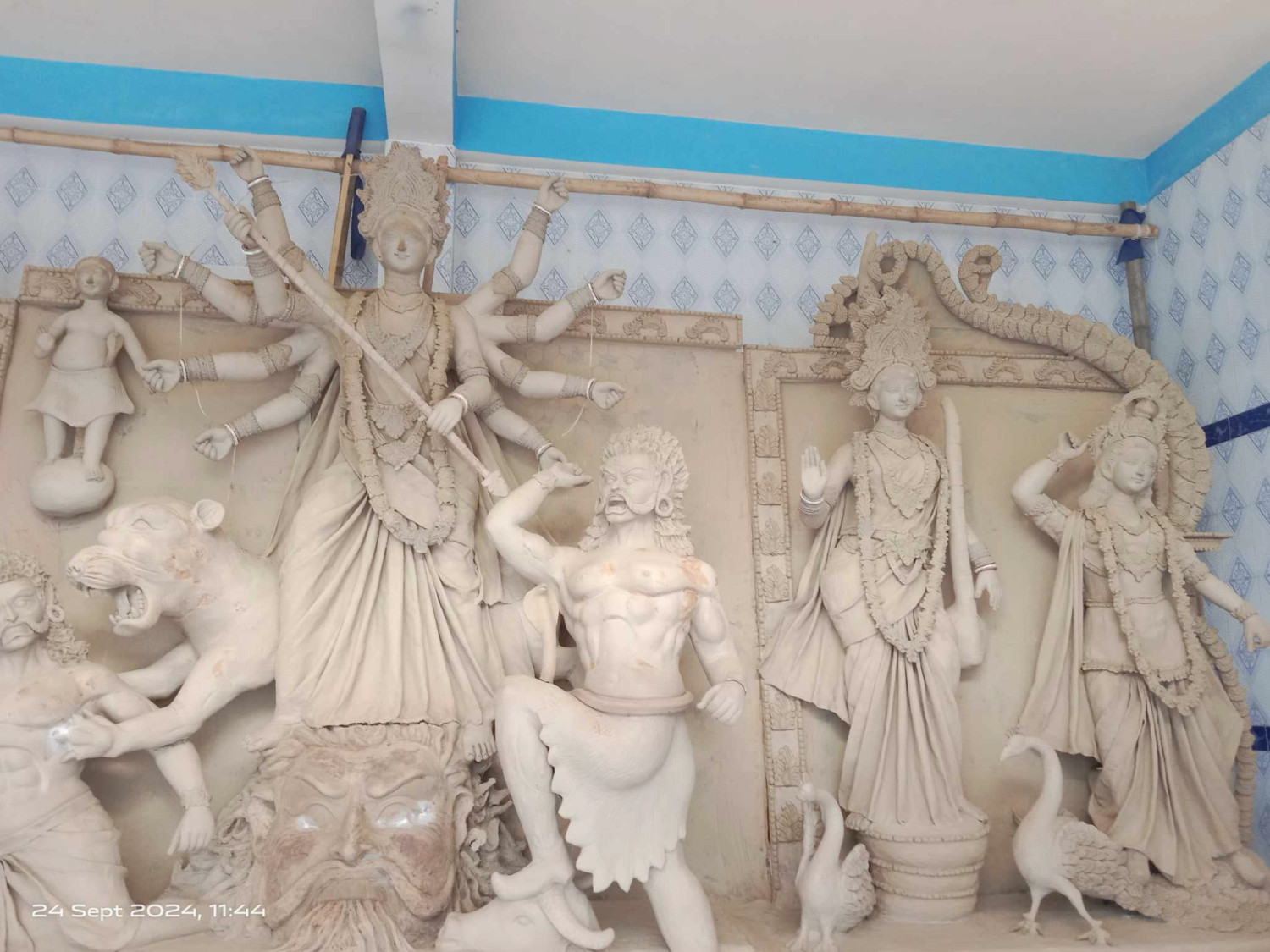 দুপচাঁচিয়ায় শিল্পীর নিপুণ হাতে প্রতিমা নির্মাণের কাজ শেষ এখন রঙ তুলির অপেক্ষায়