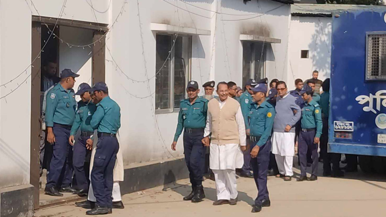 ট্রাইব্যুনালে হাজির করা হলো আনিসুল-দস্তগীর-মেননসহ ১৬ আসামিকে