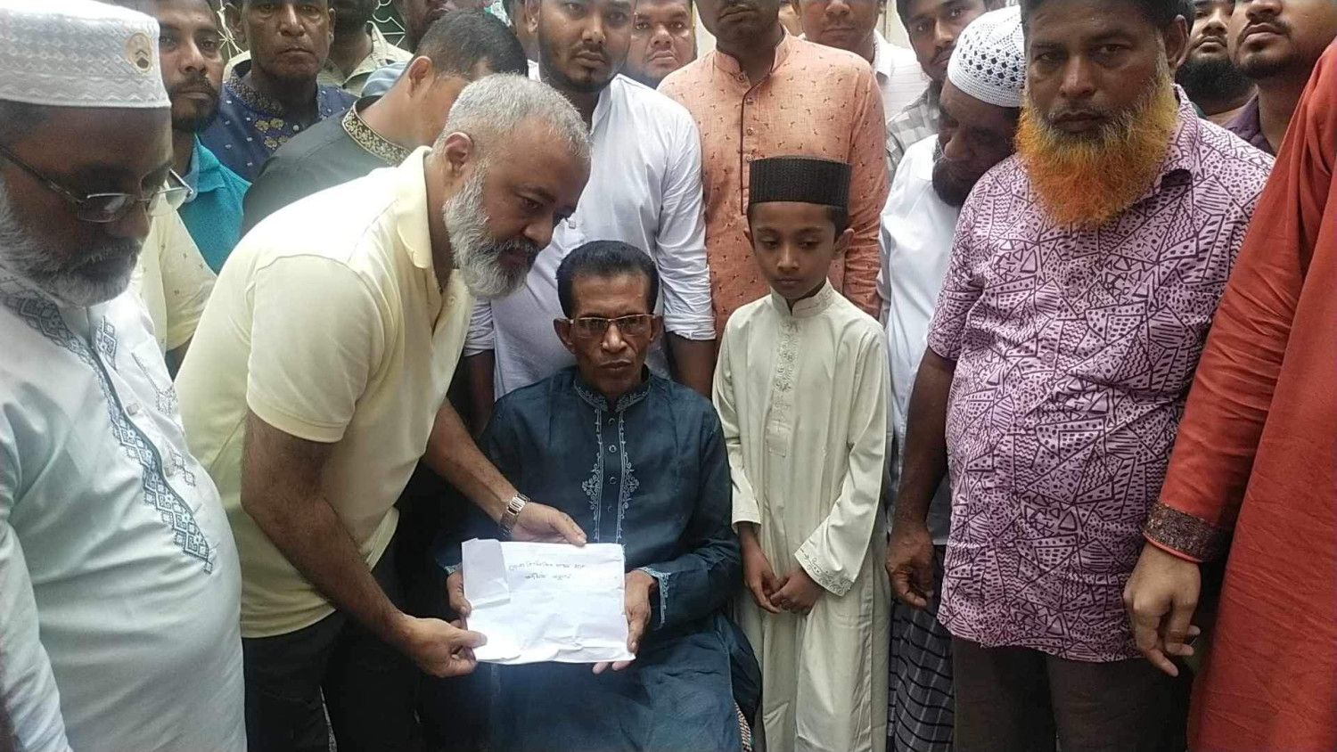 রূপগঞ্জে বৈষম্য বিরোধী ছাত্র আন্দোলনে পুলিশের গুলিতে আহত রুহুল আমিনকে অর্থ সহায়তা