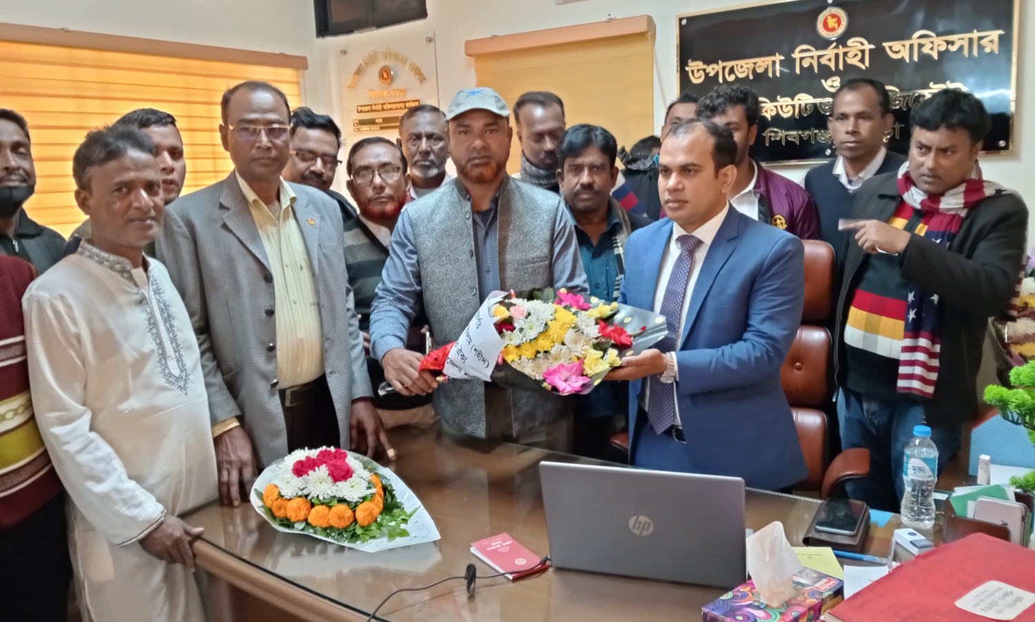 শিবগঞ্জে নবাগত ইউ এন ও কে ফুলেল শুভেচ্ছা প্রদান করলেন শিবগঞ্জ উপজেলা নাগরিক ঐক্য