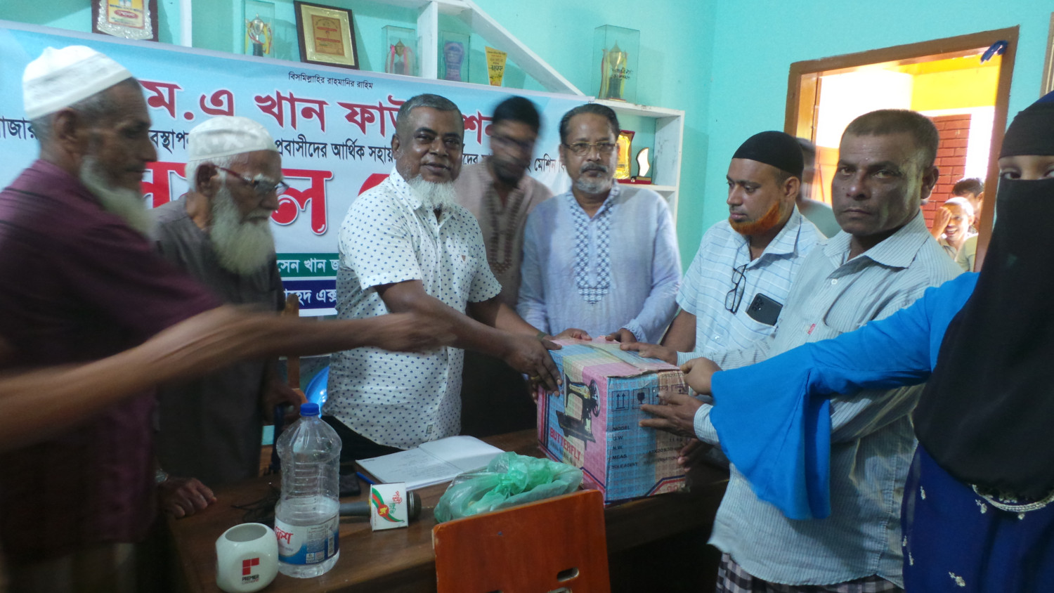 চারাবই গ্রামে এম.এ খান ফাউন্ডেশনের পক্ষ থেকে অসহায় ও দুস্থ মহিলাদের মাঝে সেলাই মেশিন বিতরণ