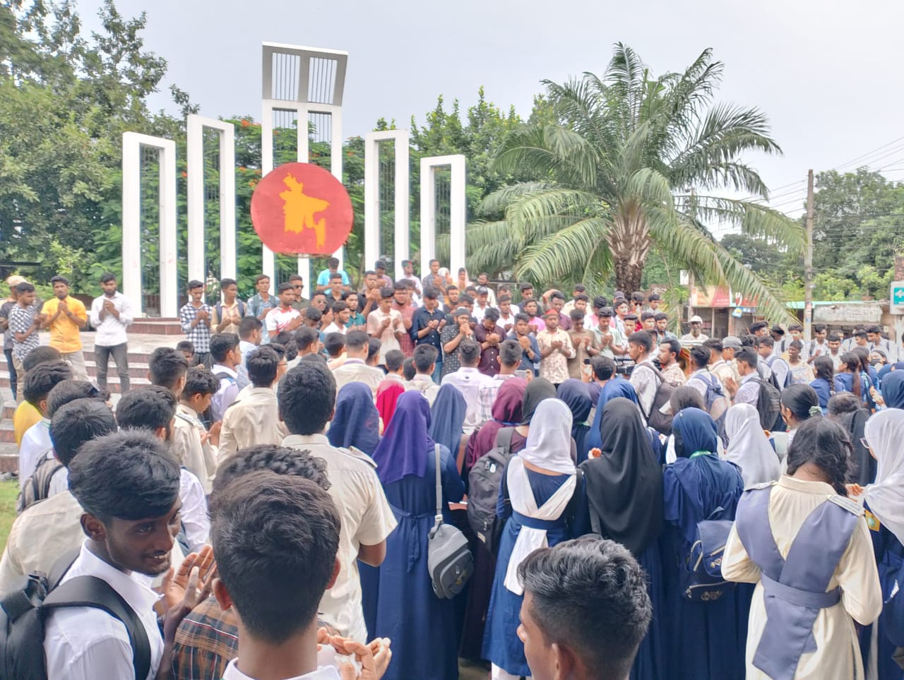 সিরাজগঞ্জে বৈষমবিরোধী ছাত্র আন্দোলনের উদ্যোগে শহীদি মার্চ র‌্যালি ও শহীদের স্মৃতিতে স্বরণ সভা ও দোয়া অনুষ্ঠিত