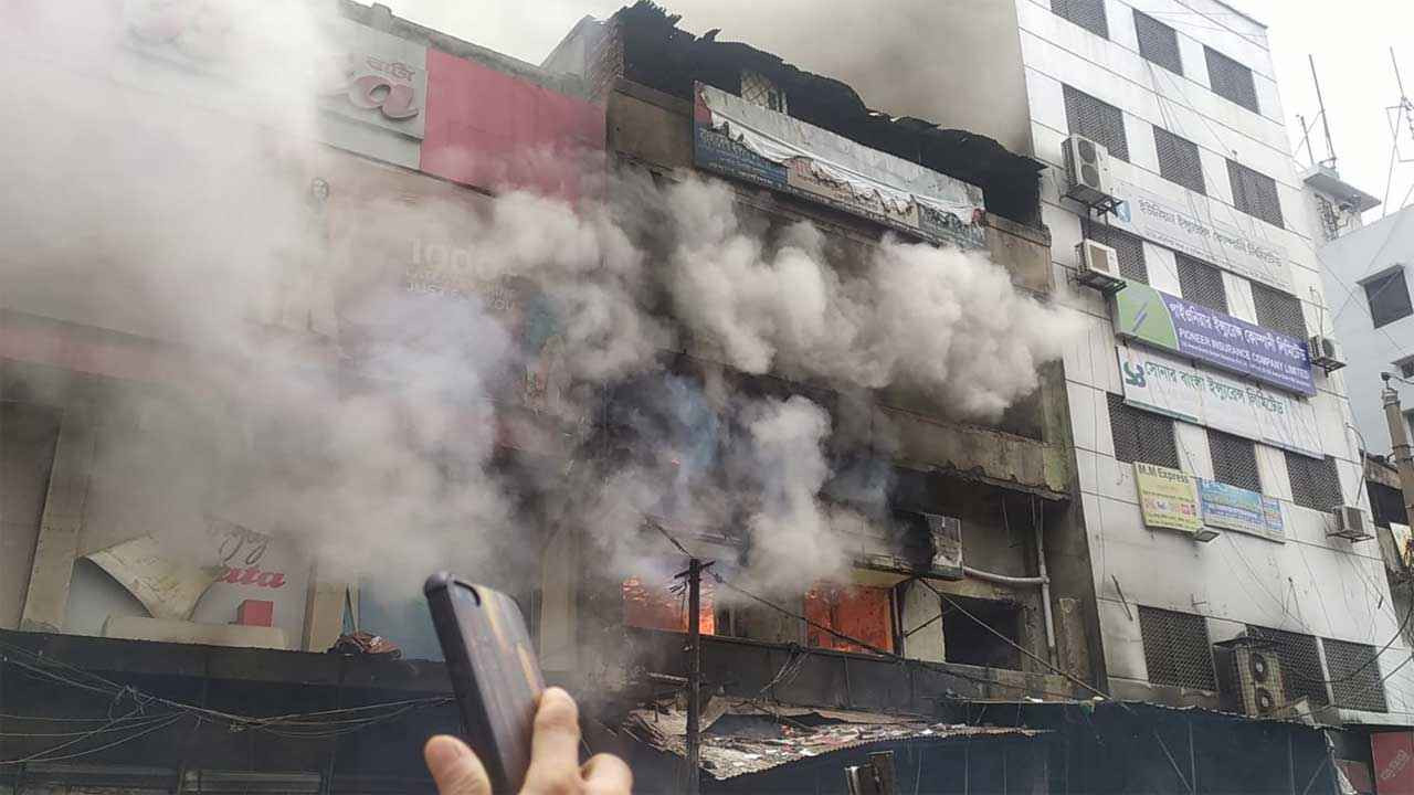 আজও জ্বলছে আওয়ামী লীগের কেন্দ্রীয় কার্যালয়