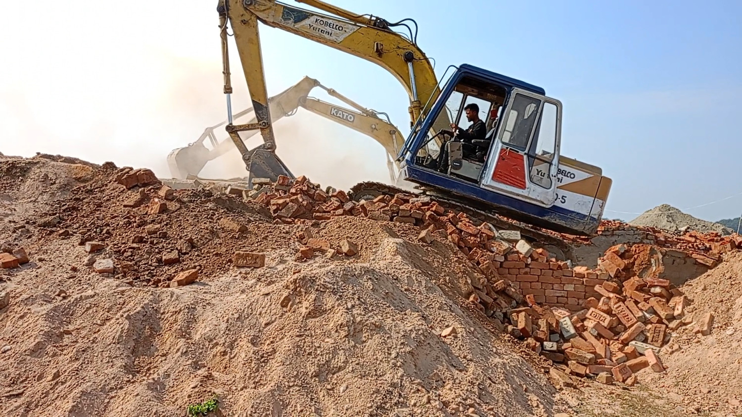 কালিয়ায় ৬টি অবৈধ ইটভাটা গুঁড়িয়ে দিলো পরিবেশ অধিদপ্তর