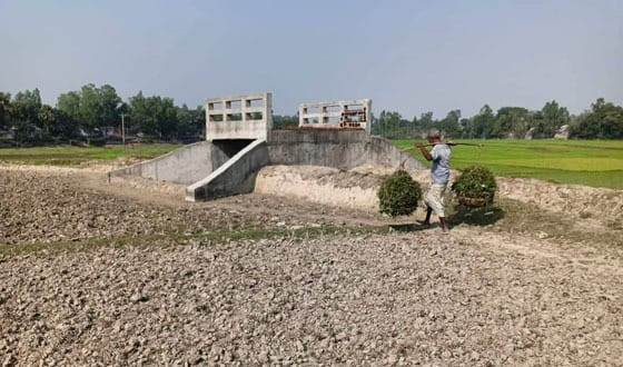 সারিয়াকান্দিতে সড়কের কাজ রেখে ঠিকাদারের পলায়নে দুর্ভোগ এলাকাবাসির বাসির