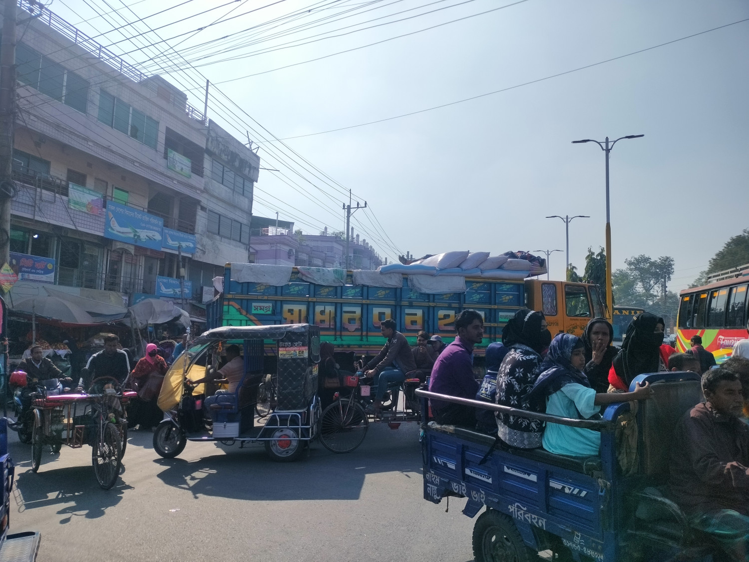 দুপচাঁচিয়া সিও অফিস বাসস্ট্যান্ডে ওভারব্রিজ না থাকায় যানজটে জনদুর্ভোগের সৃষ্টি,