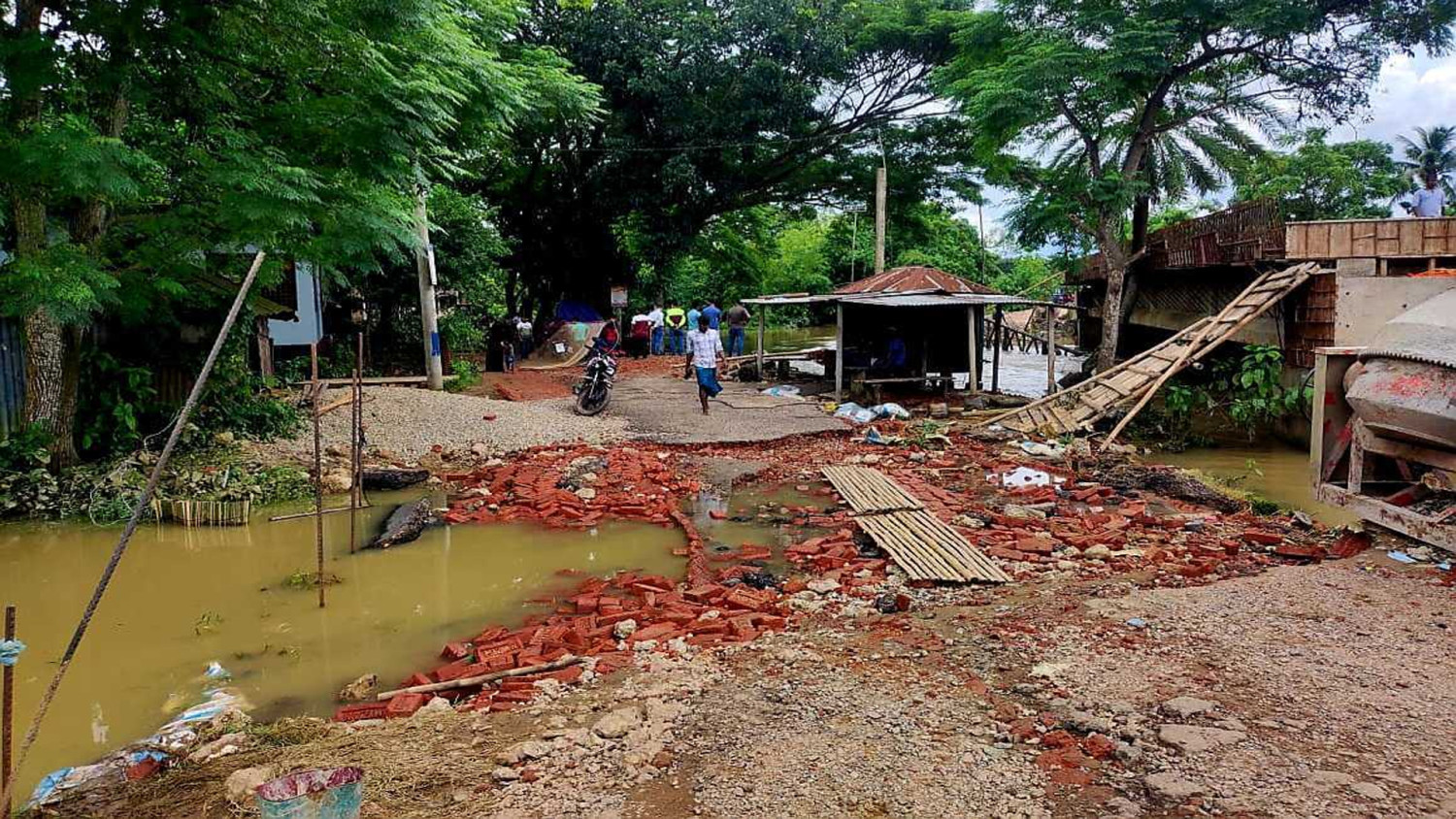 আখাউড়ায় নামছে পানি, ভেসে উঠছে বন্যার ক্ষতচিহ্ন