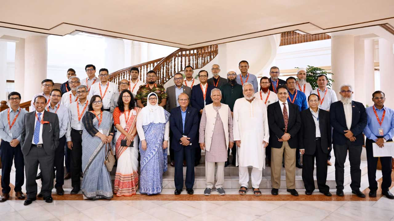 ঝামেলামুক্ত ঈদ উপহার দেওয়ায় কর্মকর্তাদের ধন্যবাদ প্রধান উপদেষ্টার