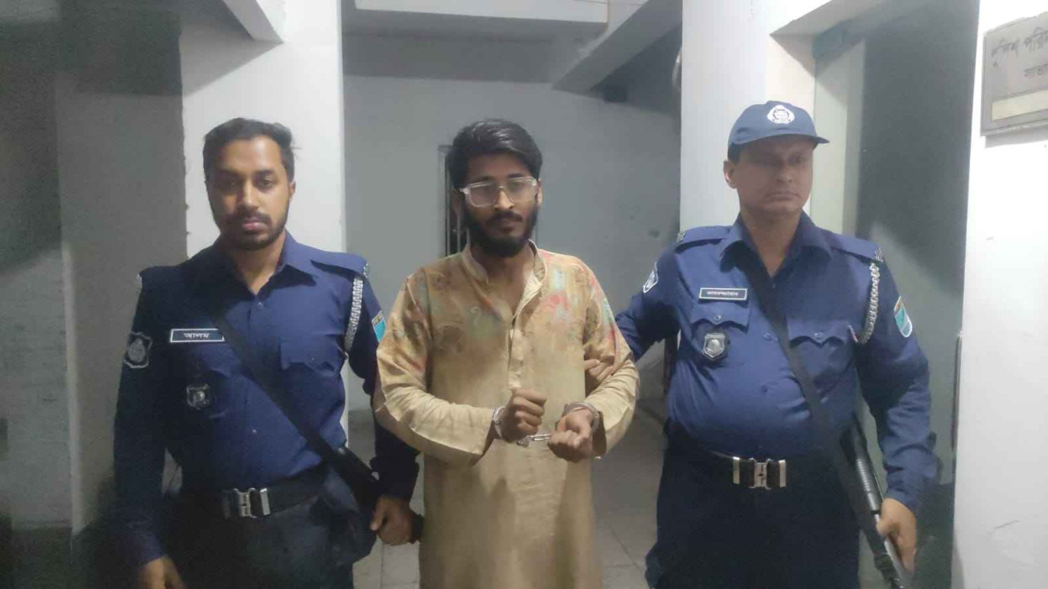 ‘মানসিক ভারসাম্যহীন’ বেশে নারীবিদ্বেষী কাণ্ড, সেই যুবক আটক