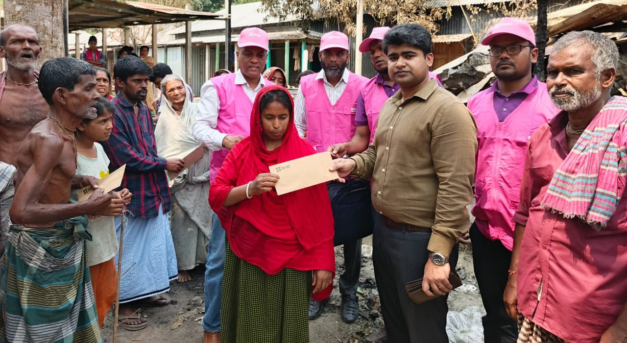 কাজিপুরে আগুনে নিঃস্ব পরিবারকে ব্রাকের সহায়তা দান