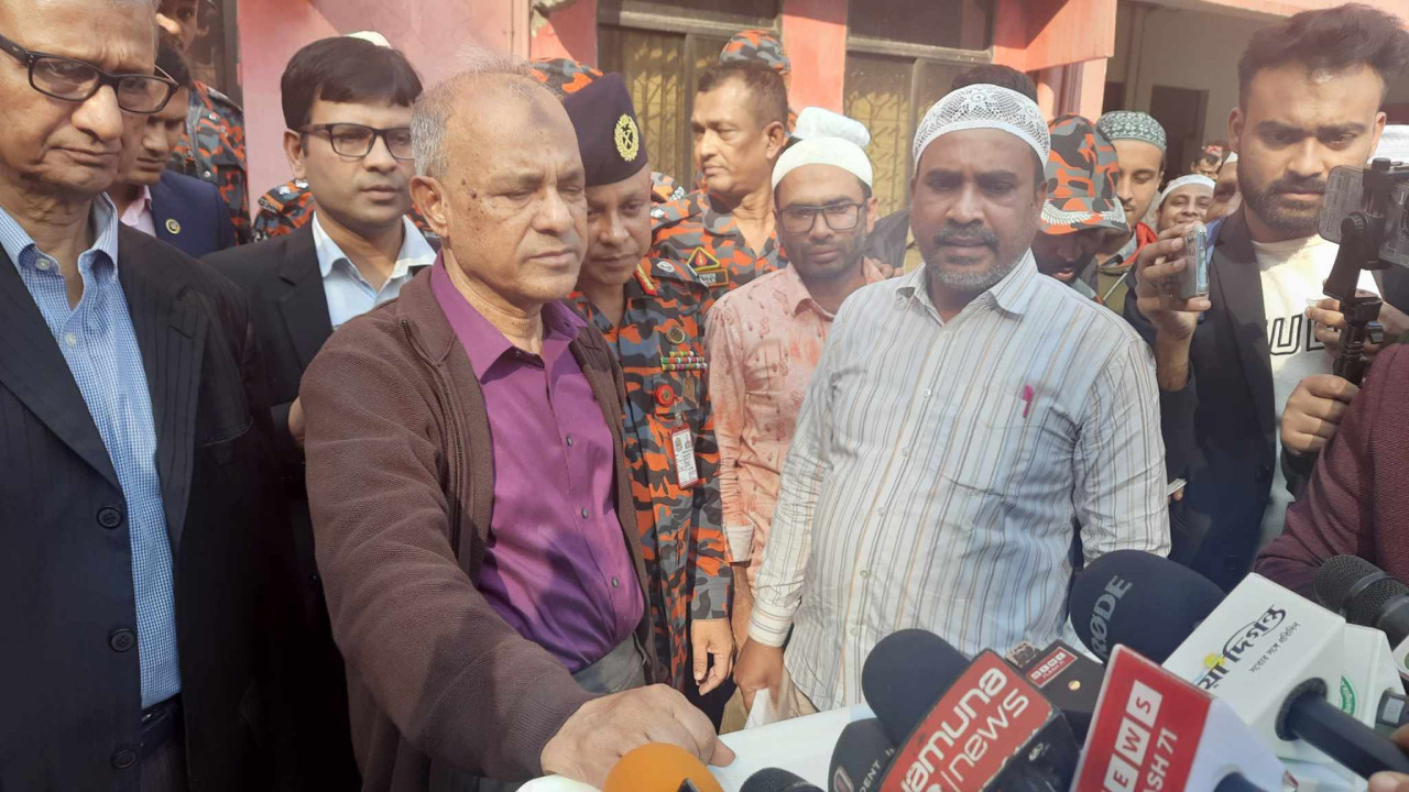 ব্যর্থতার দায় স্বীকার করলেন স্বরাষ্ট্র উপদেষ্টা ফায়ার ফাইটাররা যখন আগুন নেভাচ্ছিল পুলিশ কেন রাস্তা বন্ধ করেনি?