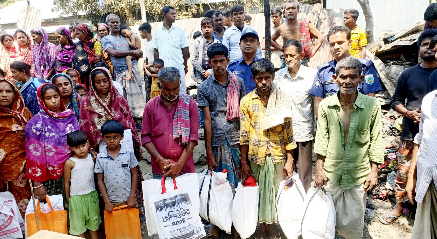 কাজিপুরে আগুনে নিঃস্ব পরিবরাগুলোর পাশে  ওসি নূরে আলম