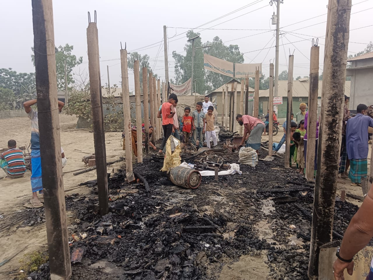 সারিয়াকান্দিতে বৈদ্যুতিক শট সার্কিটে ৩টি দোকানে আগুন